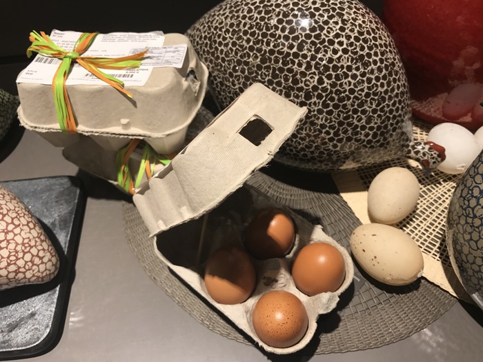 Αληθινά αυγά, με αληθινό τσόφλι, filled with chocolate!!!! Για τα πιο κομψά και γευστικά τσουγκρίσματα...